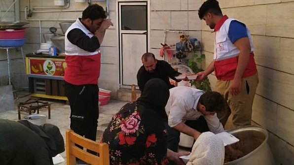 طبخ و توزیع ۸۰۰پرس غذا توسط خانه هلال ترنم باران ماسور شهرستان خرم آباد