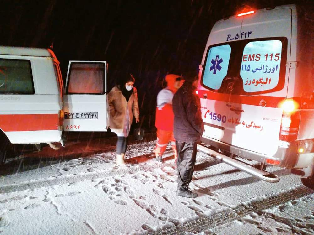 نجات جان زن باردار در برف و کولاک گردنه شیخان توسط پایگاه امداد و نجات کوهستان جمعیت هلال‌احمر/ شول آباد  الیگودرز