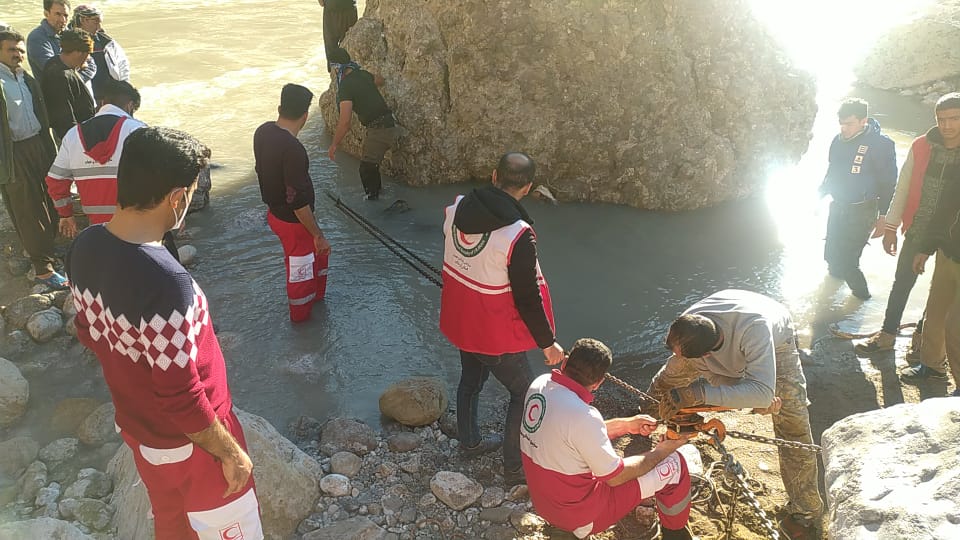 گزارش تصویری:// حضور میدانی حجتالاسلام والمسلمین فرزاد منصوری مسئول دفتر نمایندگی ولی فقیه در جمعیت هلال احمر استان لرستان در عملیات جستجوی کارمند مفقود شده آزاد راه خرم زال و تقدیر و تشکر از امدادگران خستگی ناپذیر جمعیت هلالاحمر شهرستان پلدختر