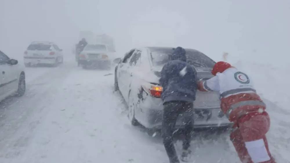 امداد رسانی به ٣٩١ خودروی گرفتار شده در برف و کولاک