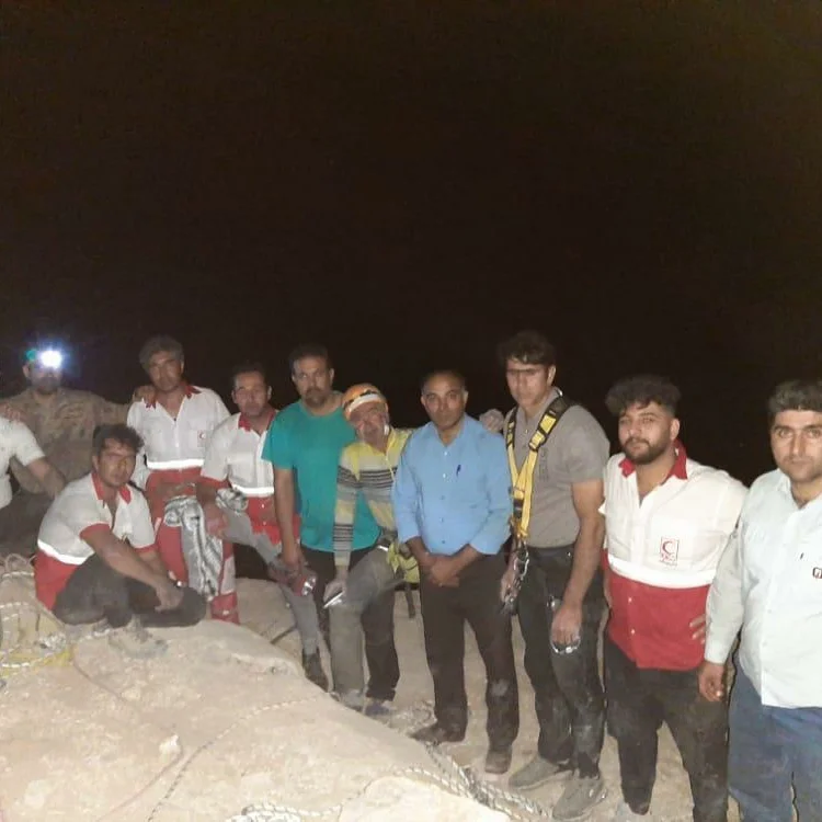 نجات موفقیت آمیز فرد گرفتار شده از ارتفاعات روستای ضرون شهرستان کوهدشت توسط امدادگران جمعیت هلال احمر شهرستان کوهدشت